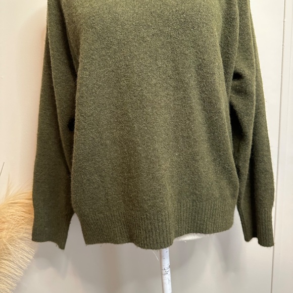 Green Stretchy Sweater - Picture 5 of 6